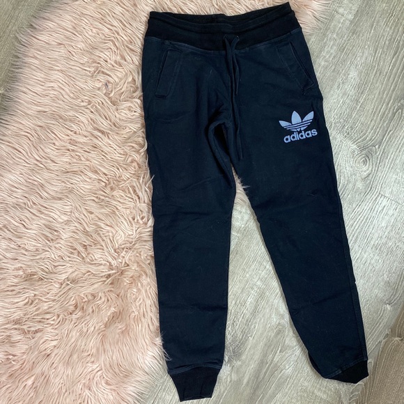Pants - Adidas sweatpants w pockets